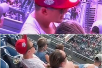 PHOTO: Phillies Fan Caught in Another RΛunchy Act With His Girl at Yankees Game and Fans Are Calling Him the Luckiest Guy Alive