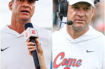 Lane Kiffin faces backlash for ‘disrespectful’ remarks during postgame interview 😬🏈Tensions flared after Ole Miss head coach Lane Kiffin’s postgame comments went viral for all the wrong reasons. Fans and analysts alike are calling his remarks “out of line” and “completely uncalled for.” Now, Kiffin is under fire as critics demand an apology — but his response might just make things worse.k